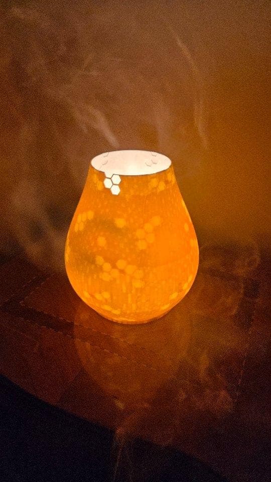 Amimaro.3D custom hive-inspired lamp